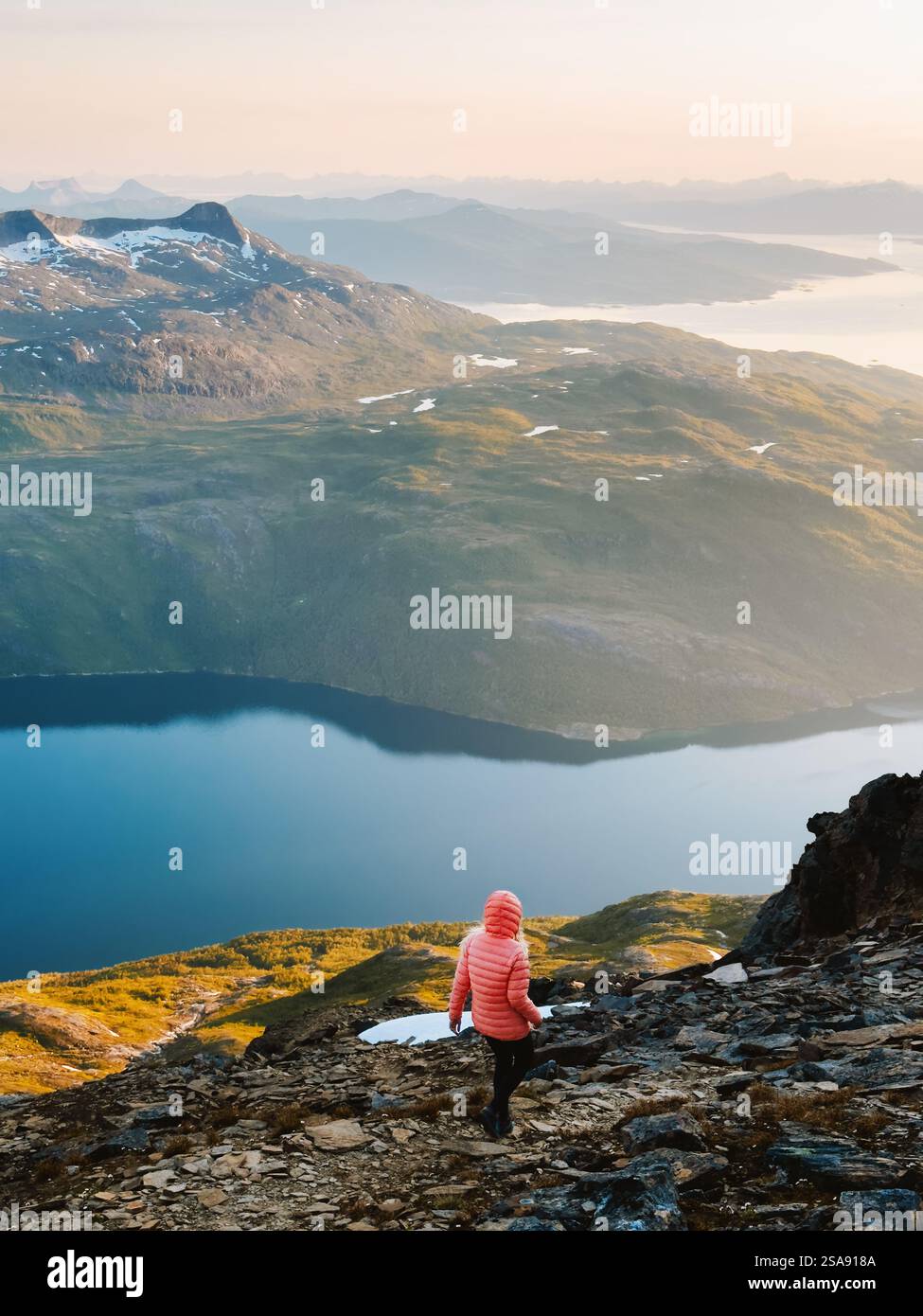Femme voyageur randonnée en Norvège voyage style de vie sain aventure en plein air vacances d'été voyage montagnes et vue aérienne du fjord Banque D'Images
