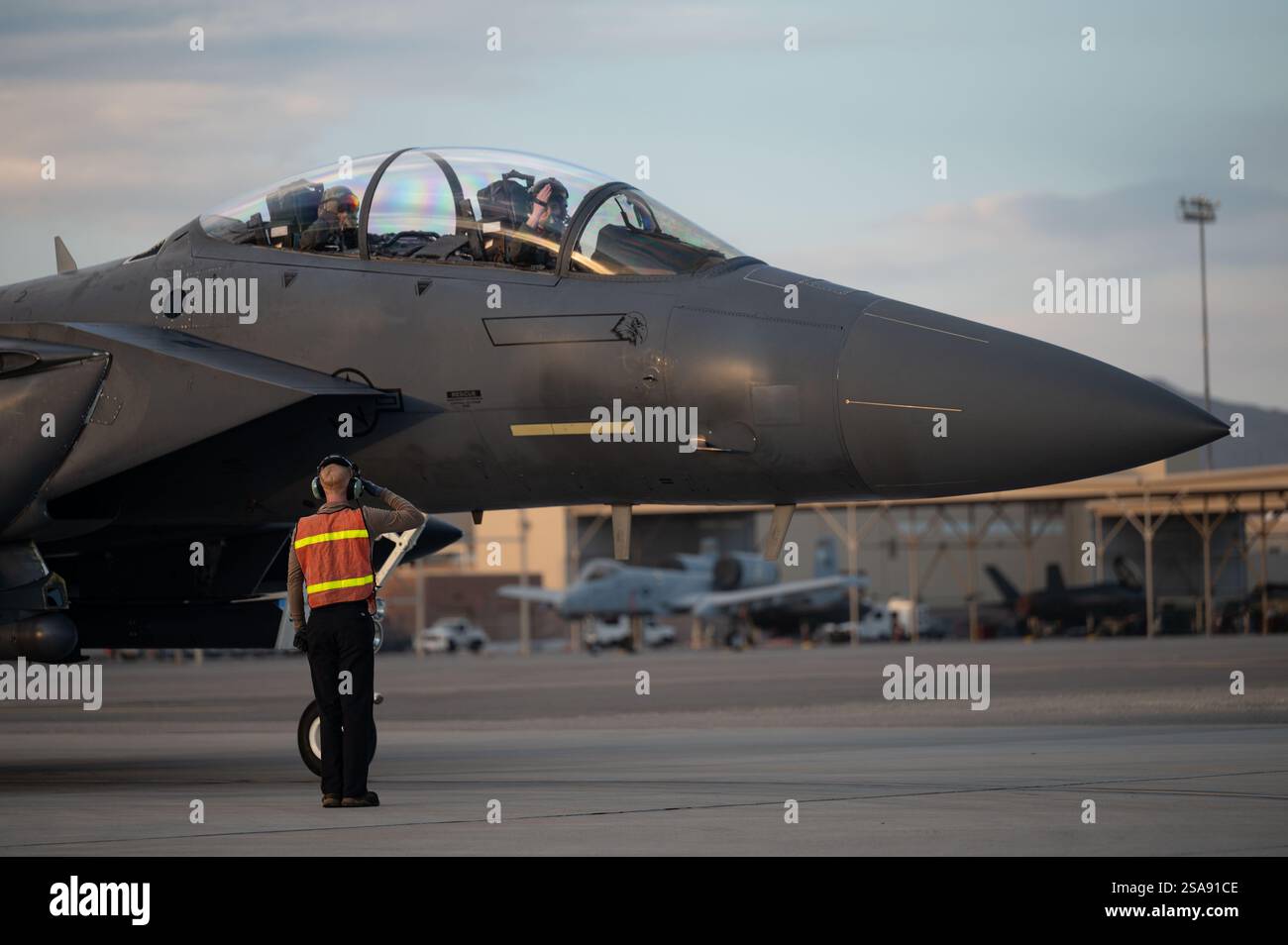 Un aviateur de l'US Air Force affecté à la 366th Fighter Wing, Mountain Home Air Force base (AFB), Idaho, salue l'équipage d'un F-15E Strike Eagle après Banque D'Images