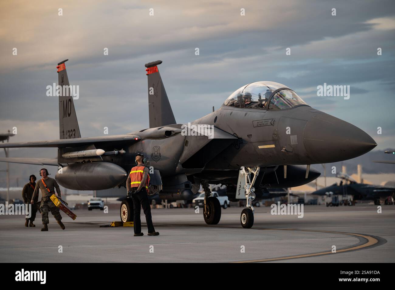 Les aviateurs de l'US Air Force affectés à la 366th Fighter Wing, Mountain Home Air Force base (AFB), Idaho, récupèrent un F-15E Strike Eagle après une mission pendant Banque D'Images