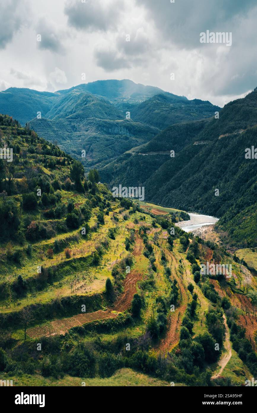 Albanie montagnes paysage vue aérienne champs en terrasses site naturel voyage paysage sombre Balkans belles destinations Banque D'Images