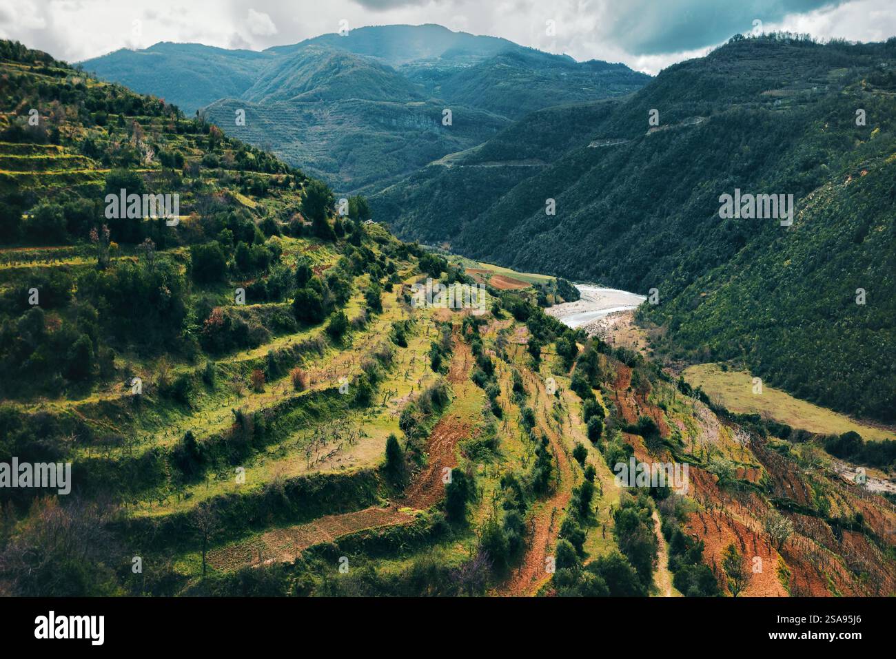 Vue aérienne paysage de montagnes en Albanie nature sauvage voyage décor sombre champs en terrasses Balkans belles destinations Banque D'Images