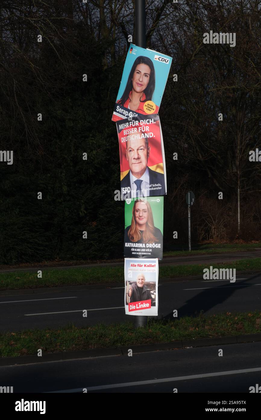 Affiches électorales à Cologne pour l'élection du 21e Bundestag allemand le 23 février 2025 sur Innere Kanalstrasse. Banque D'Images