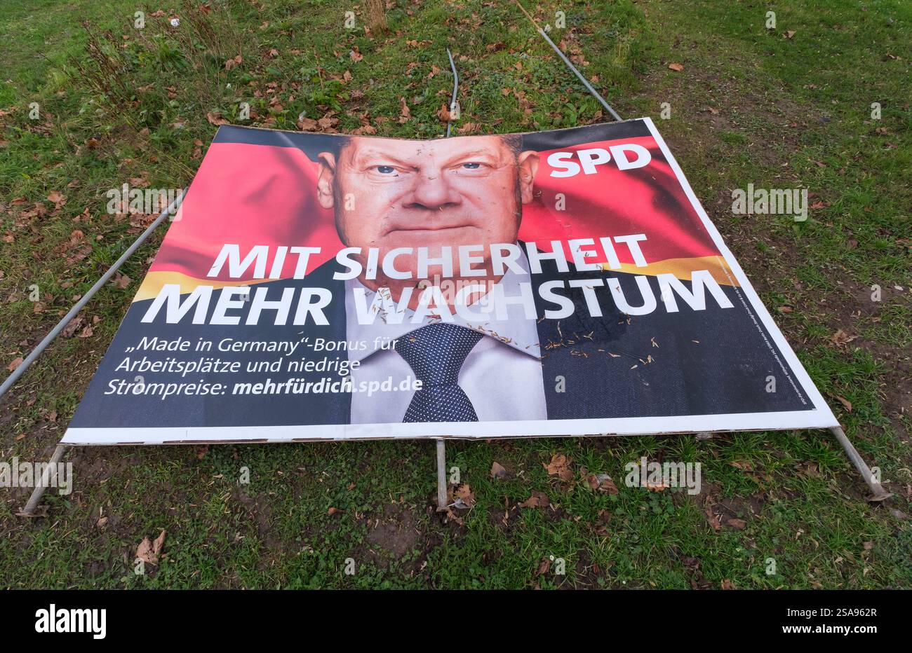 Affiche électorale du candidat chancelier du SPD Olaf Scholz à Cologne sur Ebertplatz pour l'élection au 21e Bundestag allemand le 23 février 2025. Banque D'Images