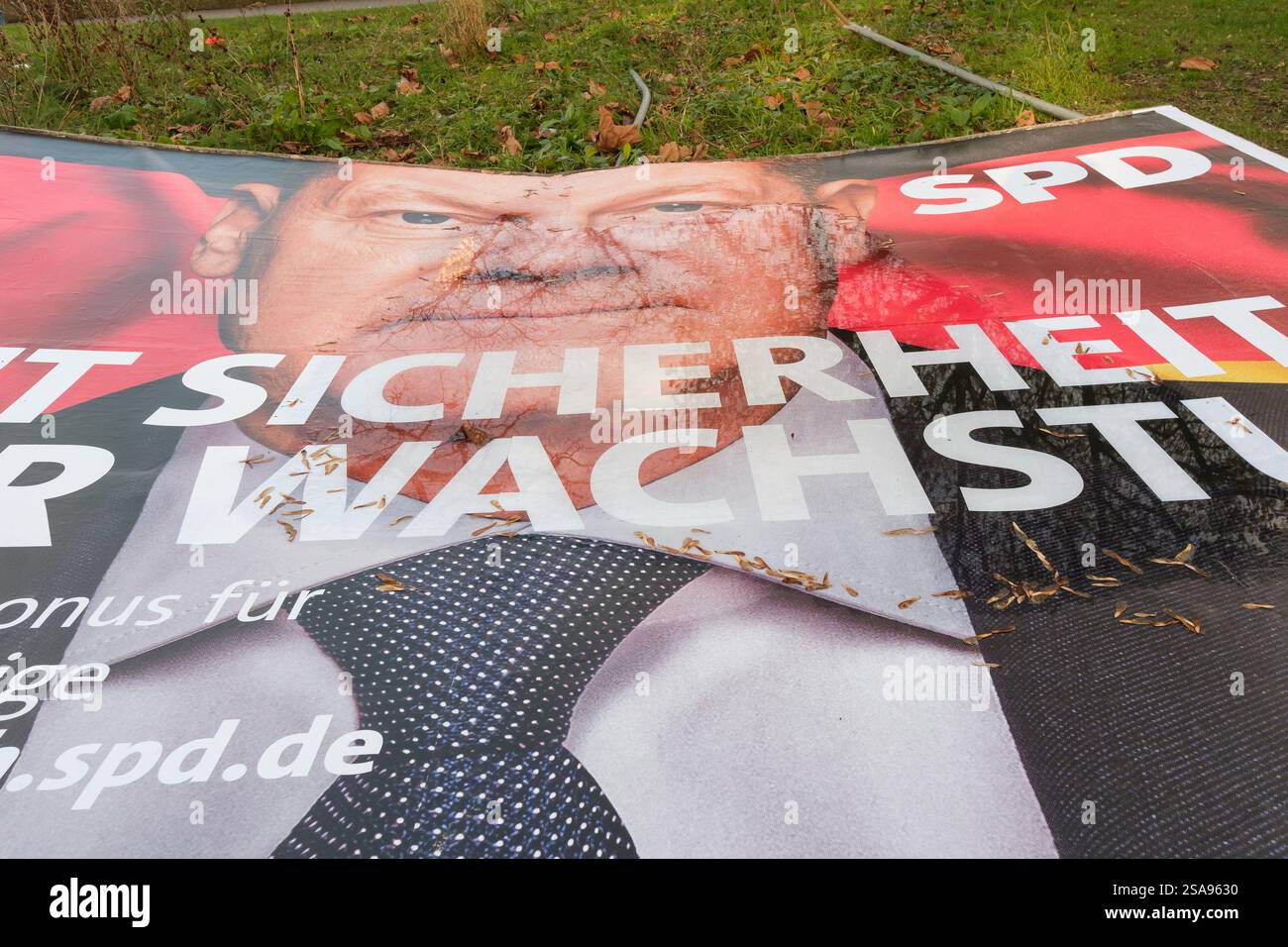 Affiche électorale du candidat chancelier du SPD Olaf Scholz à Cologne sur Ebertplatz pour l'élection au 21e Bundestag allemand le 23 février 2025. Banque D'Images
