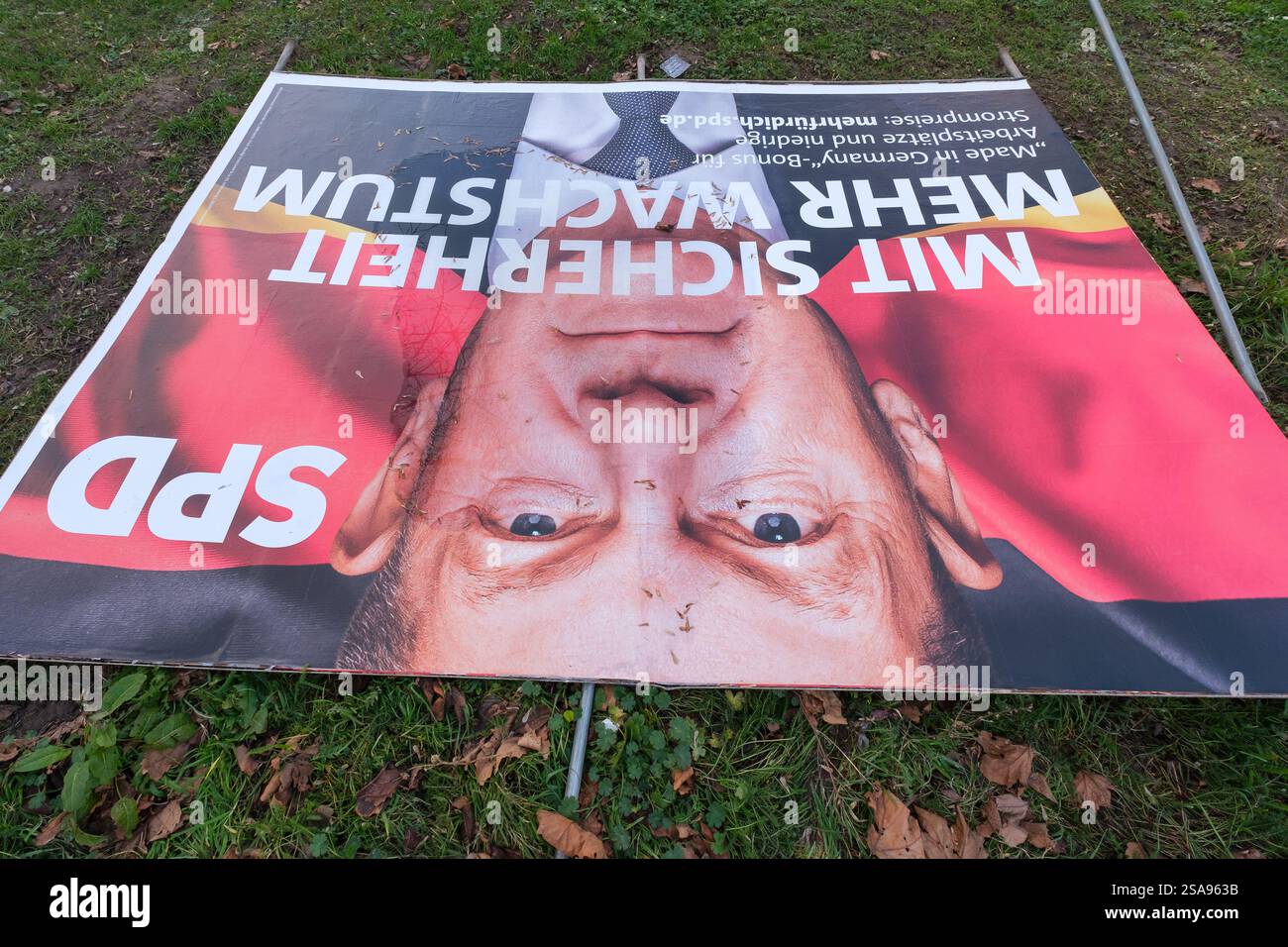 Affiche électorale du candidat chancelier du SPD Olaf Scholz à Cologne sur Ebertplatz pour l'élection au 21e Bundestag allemand le 23 février 2025. Banque D'Images