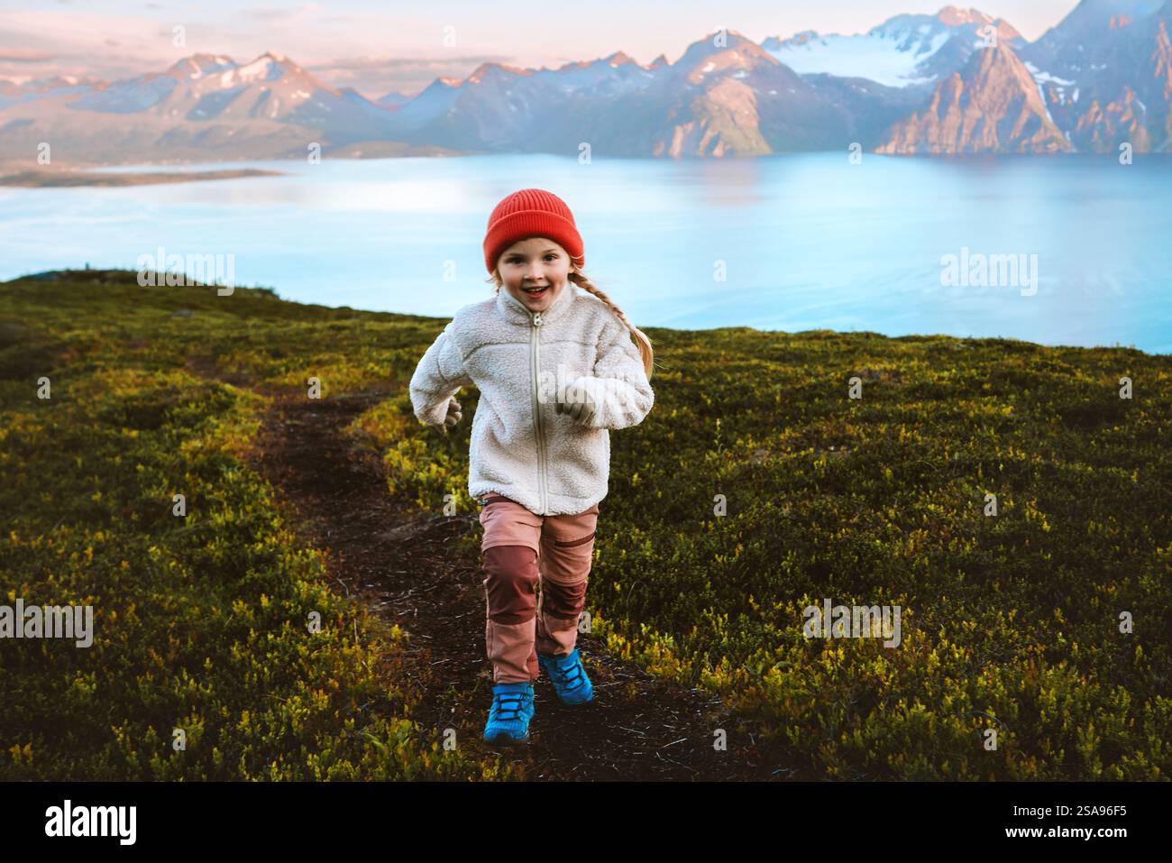 Enfant fille trail courir dans les montagnes voyage en famille en Norvège enfant randonnée style de vie actif vacances d'aventure en plein air, fille de 5 ans et coucher de soleil fjor Banque D'Images