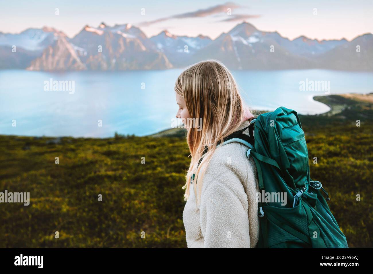 Femme voyageuse avec sac à dos randonnée seul en Norvège, voyage mode de vie sain vacances actives randonneur en plein air fille trekking dans les montagnes scandinaves f Banque D'Images
