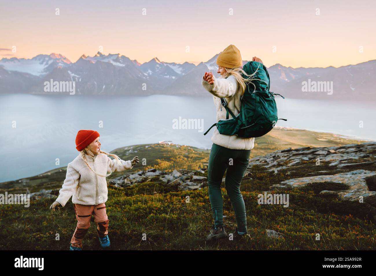 Mère et fille enfant randonnée ensemble en Norvège, famille s'amusant dans les montagnes voyage en plein air vacances actives parent et enfant fille appréciant leur Banque D'Images