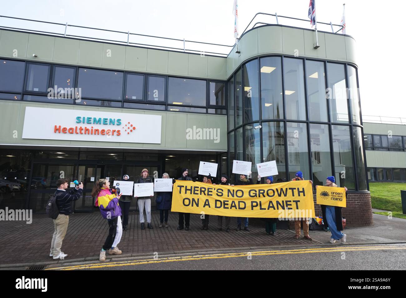 Des activistes de Fossil Free London et Green New Deal Rising participent à une manifestation contre une troisième piste à Heathrow, et l'expansion à Gatwick et Luton, à l'extérieur de Siemens Healthineers à Eynsham, Oxfordshire, où la chancelière Rachel Reeves expose les plans du gouvernement pour la croissance économique et confirme son soutien à l'expansion de Heathrow. Date de la photo : mercredi 29 janvier 2025. Banque D'Images