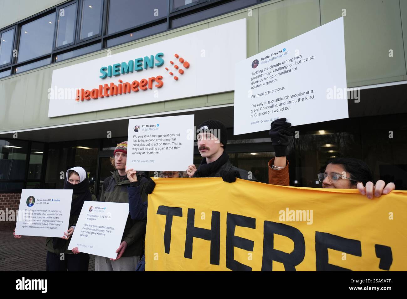 Des activistes de Fossil Free London et Green New Deal Rising participent à une manifestation contre une troisième piste à Heathrow, et l'expansion à Gatwick et Luton, à l'extérieur de Siemens Healthineers à Eynsham, Oxfordshire, où la chancelière Rachel Reeves expose les plans du gouvernement pour la croissance économique et confirme son soutien à l'expansion de Heathrow. Date de la photo : mercredi 29 janvier 2025. Banque D'Images