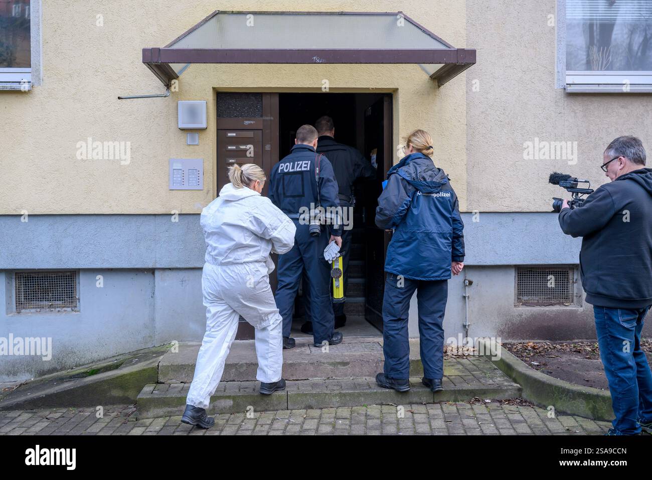 29 janvier 2025, Brandebourg, Francfort (Oder) : des enquêteurs du département des enquêtes criminelles pénètrent dans un immeuble. Trois personnes sont mortes dans un incendie dans un appartement à Francfort (Oder). Cela a été annoncé par les pompiers de la ville sur demande. Les services d’urgence ont été alertés tard mardi soir vers 22 heures. Plusieurs organes de presse avaient rapporté plus tôt. Comme l'a rapporté le 'Märkische Oderzeitung', les flammes tiraient déjà d'une fenêtre du balcon lorsque les services d'urgence sont arrivés. Pendant les travaux d'extinction, un certain nombre d'autres résidents de la maison étaient Banque D'Images