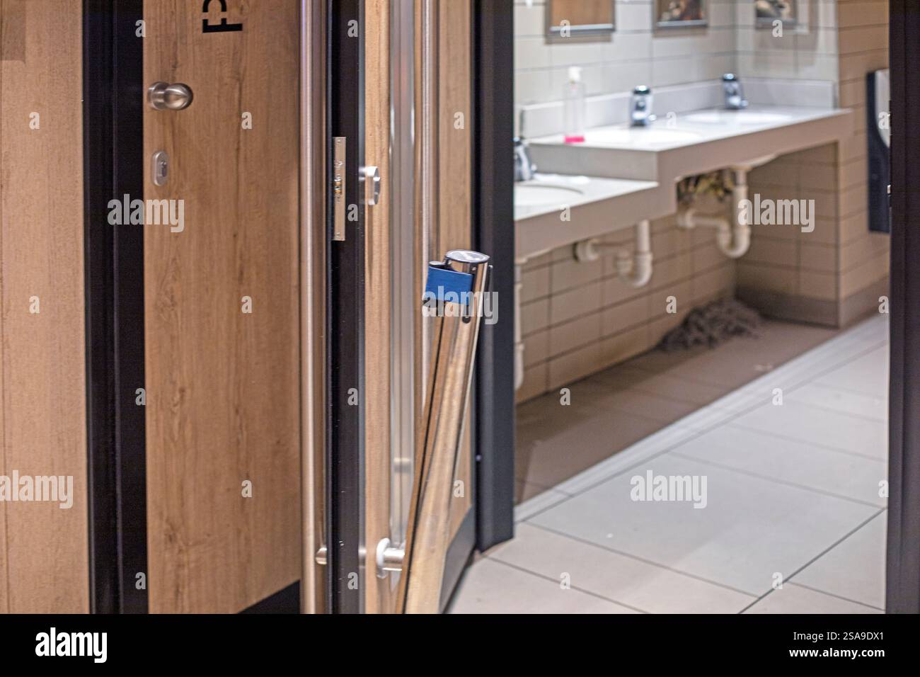 salle de toilette fonctionnelle dans un restaurant fast-food Banque D'Images