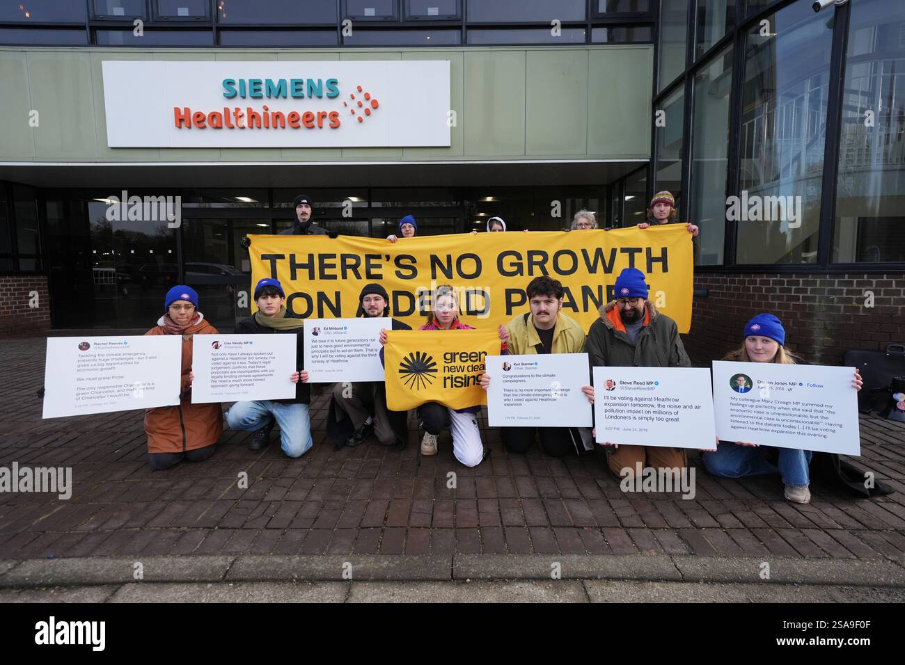 Des activistes de Fossil Free London et Green New Deal Rising participent à une manifestation contre une troisième piste à Heathrow, et l'expansion à Gatwick et Luton, à l'extérieur de Siemens Healthineers à Eynsham, Oxfordshire, où la chancelière Rachel Reeves expose les plans du gouvernement pour la croissance économique et confirme son soutien à l'expansion de Heathrow. Date de la photo : mercredi 29 janvier 2025. Banque D'Images