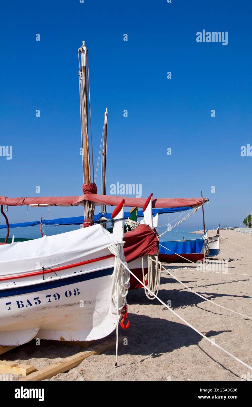 Bateaux de pêche sur la plage de bateaux à Sant Pol de Mar, Playa de las Barcas, Côte du Maresme, Barcelone, Espagne Banque D'Images