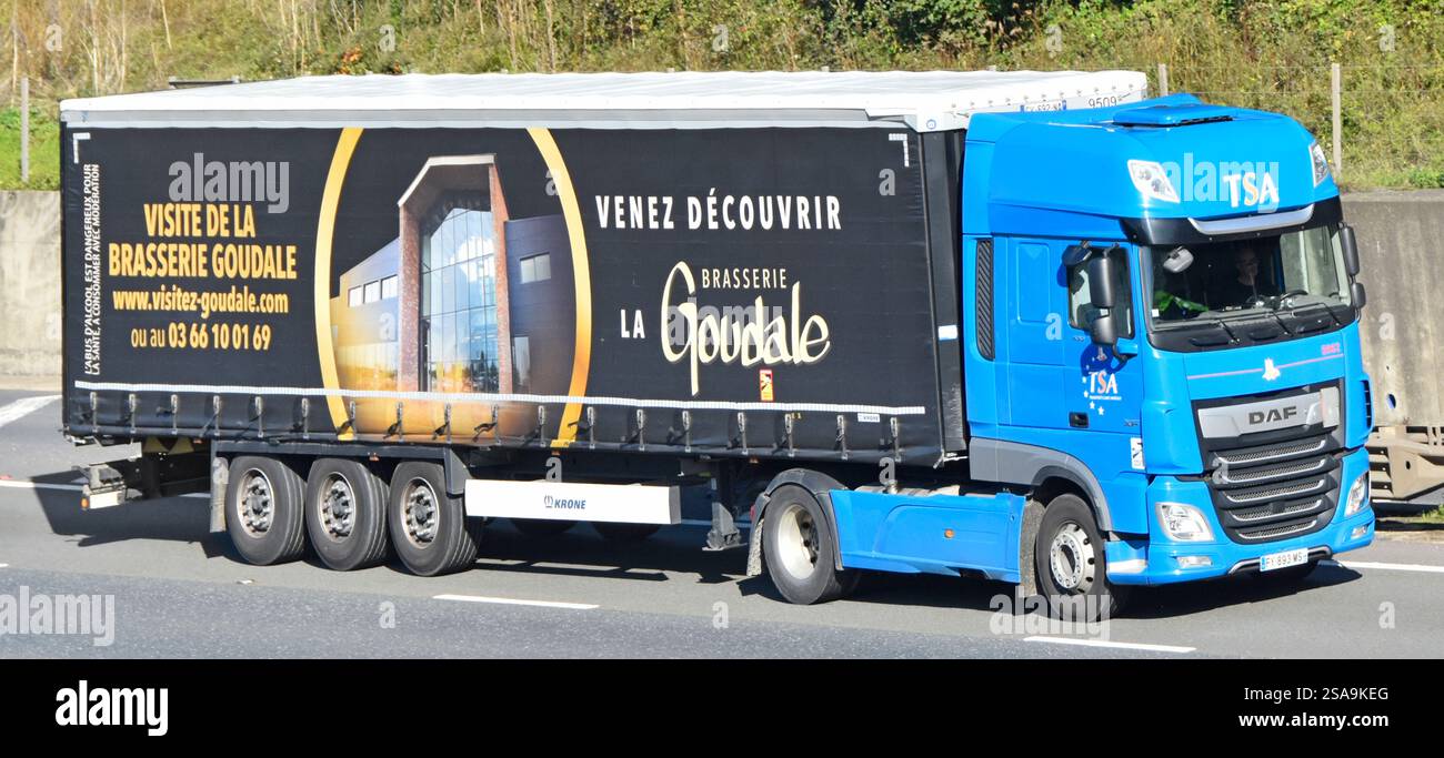 Publicité TSA pour semi-remorque à rideau de transport pour visiter la brasserie Goudale à Arques en France camion poids lourd DAF sur l'autoroute M25 Angleterre Banque D'Images Publicité TSA pour semi-remorque à rideau de transport pour visiter la brasserie Goudale à Arques en France camion poids lourd DAF sur l'autoroute M25 Angleterre Banque D'Images