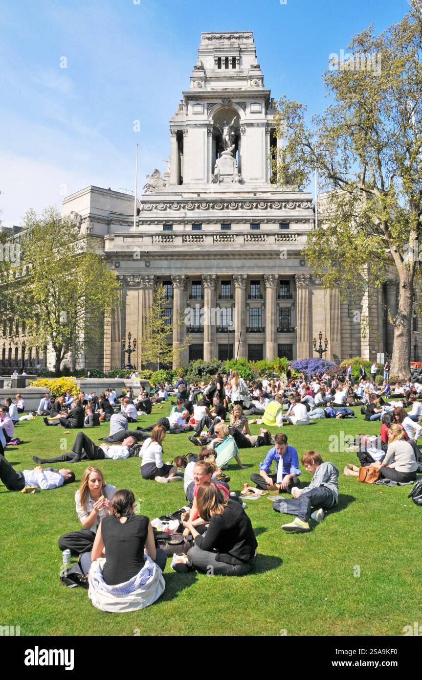 Triez par pause déjeuner pour les groupes employés de bureau au printemps Londres assis relaxant jardin en gazon vert au 10 Trinity Square Tower Hill Angleterre Royaume-Uni Banque D'Images