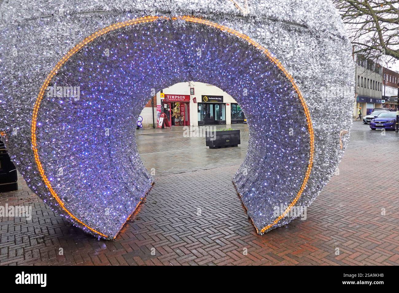 Décorations de Noël dans Brentwood High Street intérieur bleu et argent illuminé photo de famille dans l'arc du tunnel pour poser dans l'Essex Angleterre Royaume-Uni Banque D'Images