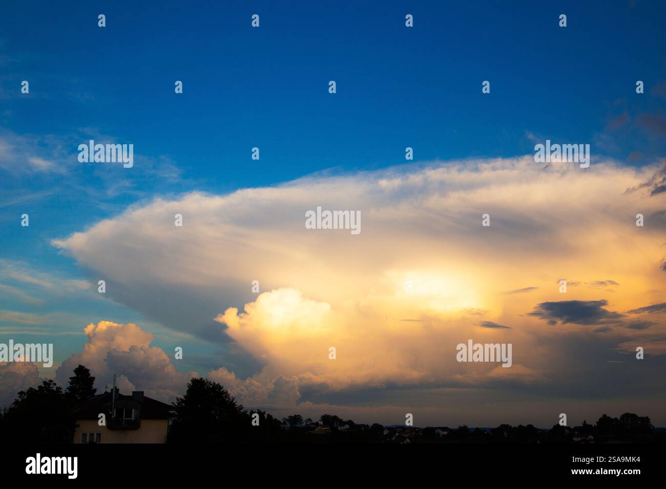 Un énorme nuage sombre ou cumulonimbus (CB) dérive à travers la prairie en basse-Bavière, en Allemagne Banque D'Images Un énorme nuage sombre ou cumulonimbus (CB) dérive à travers la prairie en basse-Bavière, en Allemagne Banque D'Images