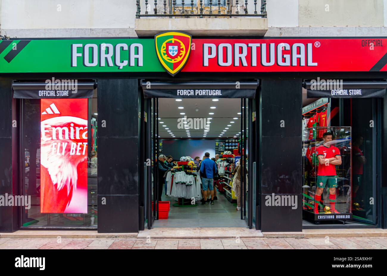 Lisbonne, Portugal - 30 octobre 2024 : le magasin officiel d'articles de sport de football de la marque Forca Portugal Banque D'Images