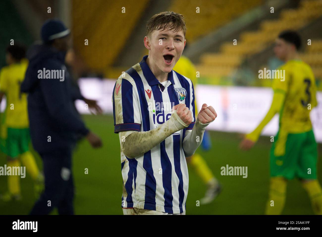 Oliver Bostock, attaquant des U18 de West Bromwich Albion, célèbre sa victoire contre les U18 de Norwich City dans la FA Youth Cup à Carrow Road. Banque D'Images