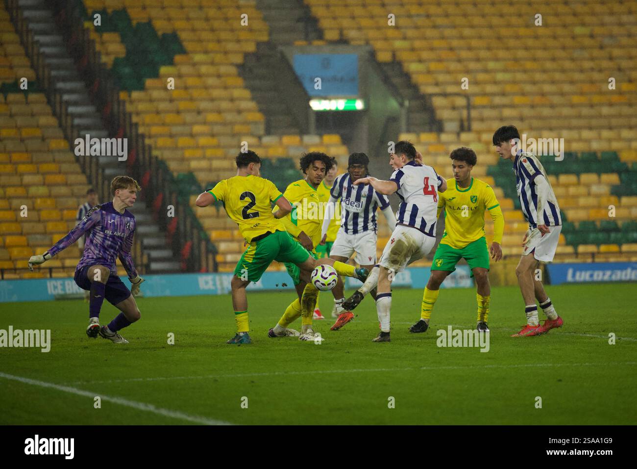 Les joueurs des U18 de Norwich City et des U18 de West Bromwich Albion s'affrontent pour le ballon lors de l'affrontement de la FA Youth Cup à Carrow Road. Banque D'Images
