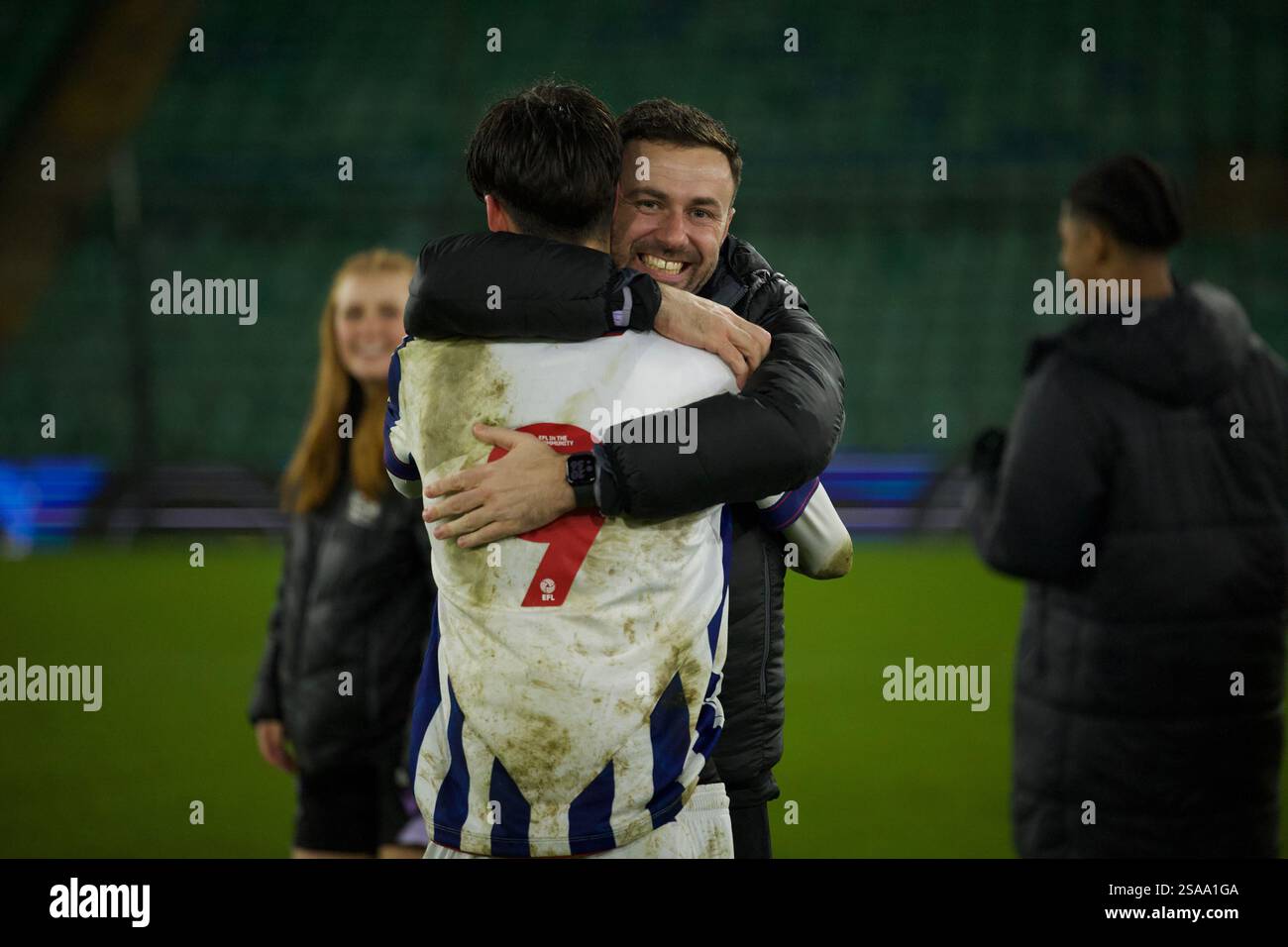 L'entraîneur et le joueur des U18 de West Bromwich Albion célèbrent leur victoire contre les U18 de Norwich City dans la FA Youth Cup à Carrow Road. Banque D'Images