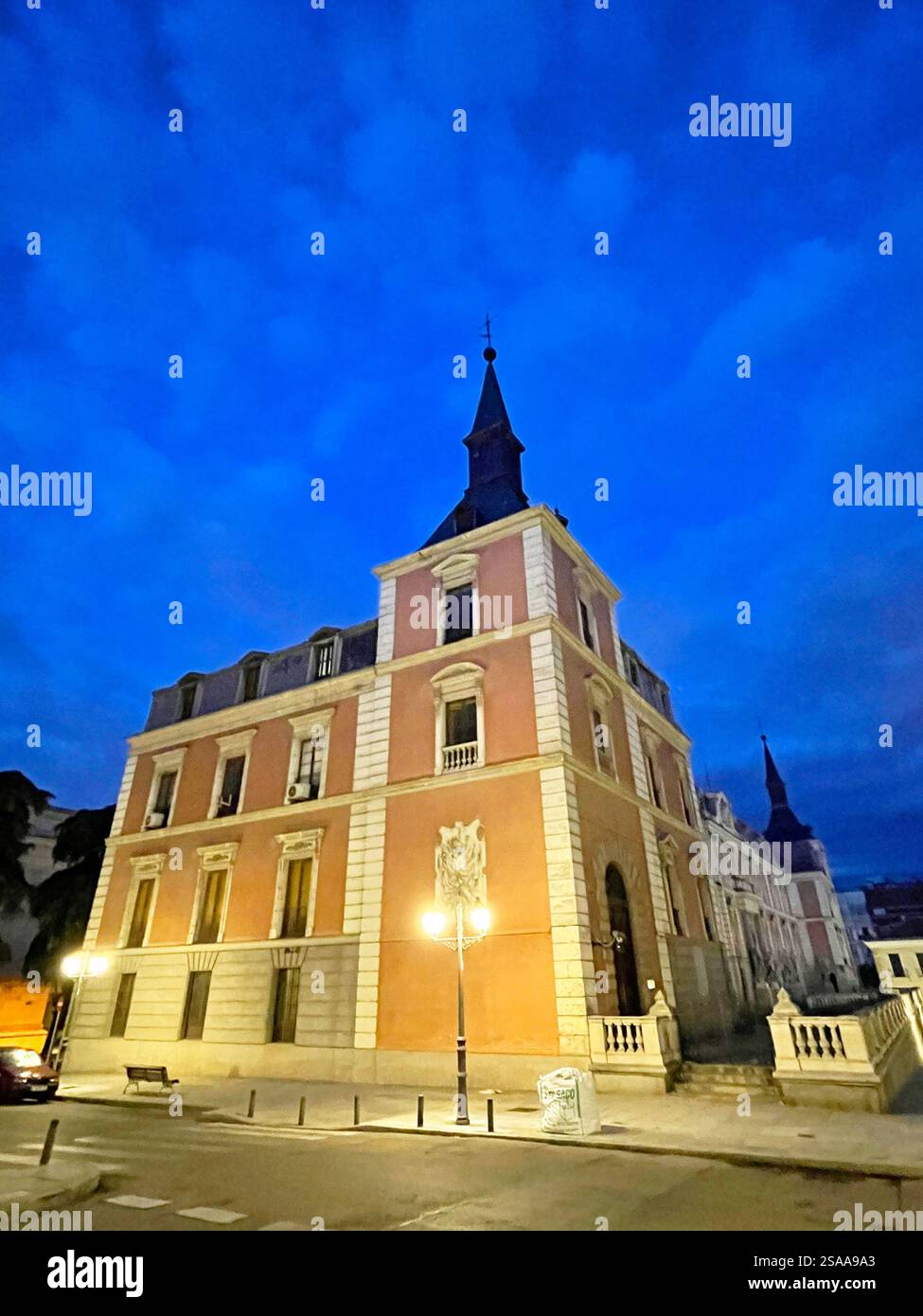 Musée de l'armée, vue de nuit. Madrid, Espagne. - Image de stock capturée avec un smartphone