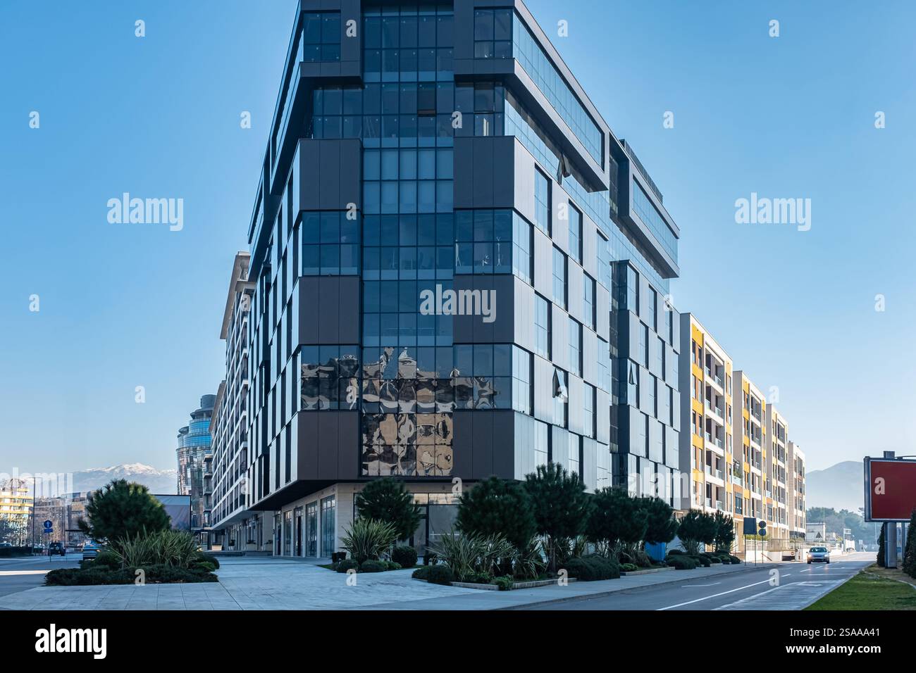 Extérieur d'immeuble résidentiel plat moderne. Construction d'un nouveau complexe d'appartements avec balcons. Immeuble d'appartements de luxe moderne à E Banque D'Images