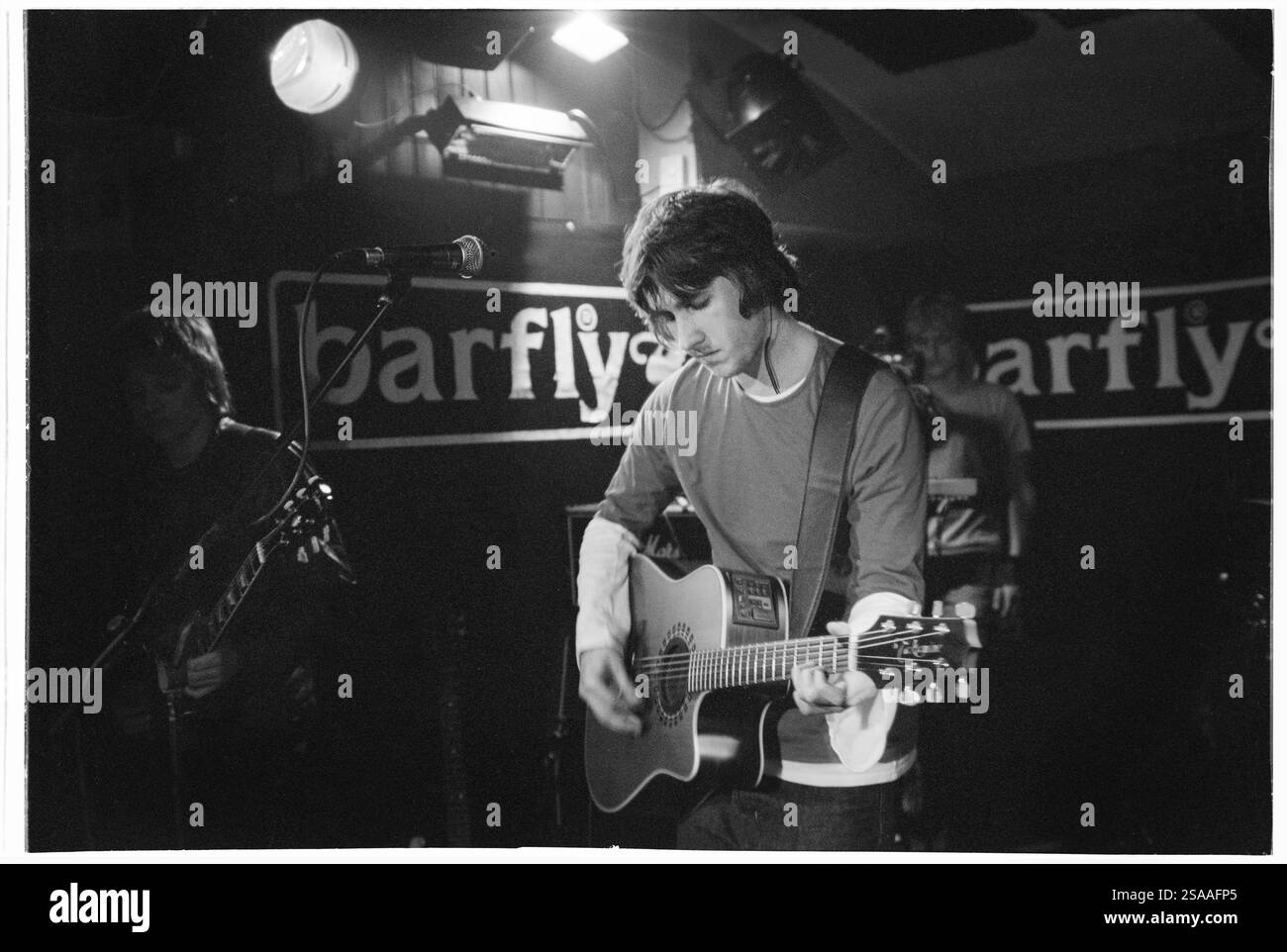 MATTHEW JAY, CONCERT, 2001 : le chanteur britannique Matthew Jay (1978-2001) jouant en concert au Cardiff Barfly au pays de Galles, Royaume-Uni, le 6 septembre 2001. Photographie : Rob Watkins. INFO : Matthew Jay (10 octobre 1978 – 24 septembre 2003) est un auteur-compositeur-interprète britannique connu pour ses paroles introspectives et son influence folk. Son premier album Draw (2001) a été acclamé par la critique. Tragiquement, il est décédé à 24 ans dans des circonstances peu claires. Banque D'Images MATTHEW JAY, CONCERT, 2001 : le chanteur britannique Matthew Jay (1978-2001) jouant en concert au Cardiff Barfly au pays de Galles, Royaume-Uni, le 6 septembre 2001. Photographie : Rob Watkins. INFO : Matthew Jay (10 octobre 1978 – 24 septembre 2003) est un auteur-compositeur-interprète britannique connu pour ses paroles introspectives et son influence folk. Son premier album Draw (2001) a été acclamé par la critique. Tragiquement, il est décédé à 24 ans dans des circonstances peu claires. Banque D'Images