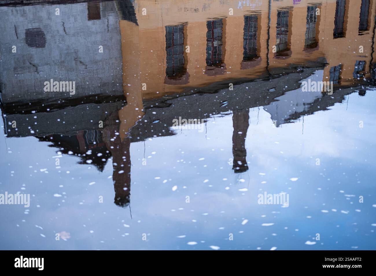 Reflet du bâtiment historique dans l'eau ondulante Banque D'Images
