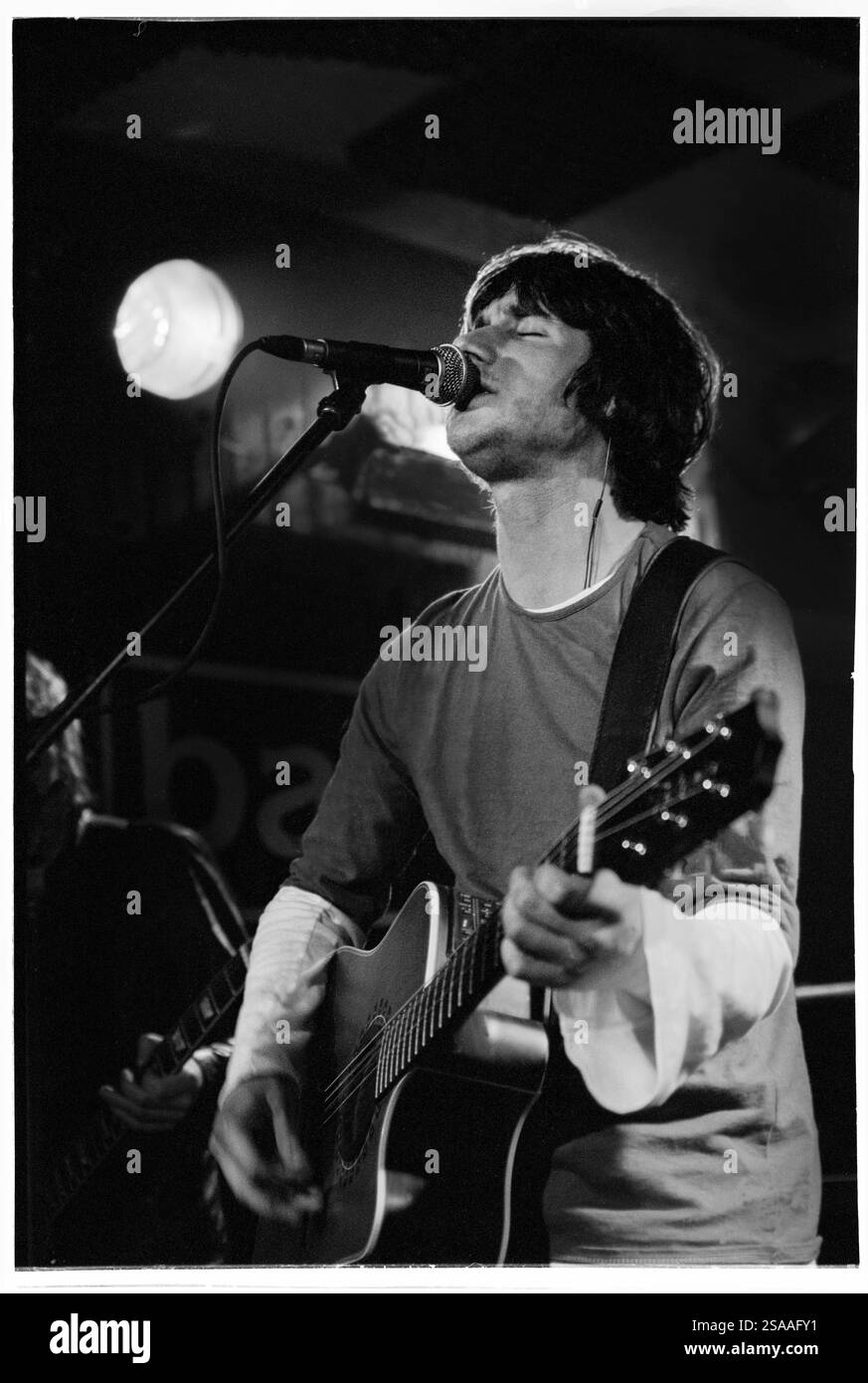 MATTHEW JAY, CONCERT, 2001 : le chanteur britannique Matthew Jay (1978-2001) jouant en concert au Cardiff Barfly au pays de Galles, Royaume-Uni, le 6 septembre 2001. Photographie : Rob Watkins. INFO : Matthew Jay (10 octobre 1978 – 24 septembre 2003) est un auteur-compositeur-interprète britannique connu pour ses paroles introspectives et son influence folk. Son premier album Draw (2001) a été acclamé par la critique. Tragiquement, il est décédé à 24 ans dans des circonstances peu claires. Banque D'Images MATTHEW JAY, CONCERT, 2001 : le chanteur britannique Matthew Jay (1978-2001) jouant en concert au Cardiff Barfly au pays de Galles, Royaume-Uni, le 6 septembre 2001. Photographie : Rob Watkins. INFO : Matthew Jay (10 octobre 1978 – 24 septembre 2003) est un auteur-compositeur-interprète britannique connu pour ses paroles introspectives et son influence folk. Son premier album Draw (2001) a été acclamé par la critique. Tragiquement, il est décédé à 24 ans dans des circonstances peu claires. Banque D'Images