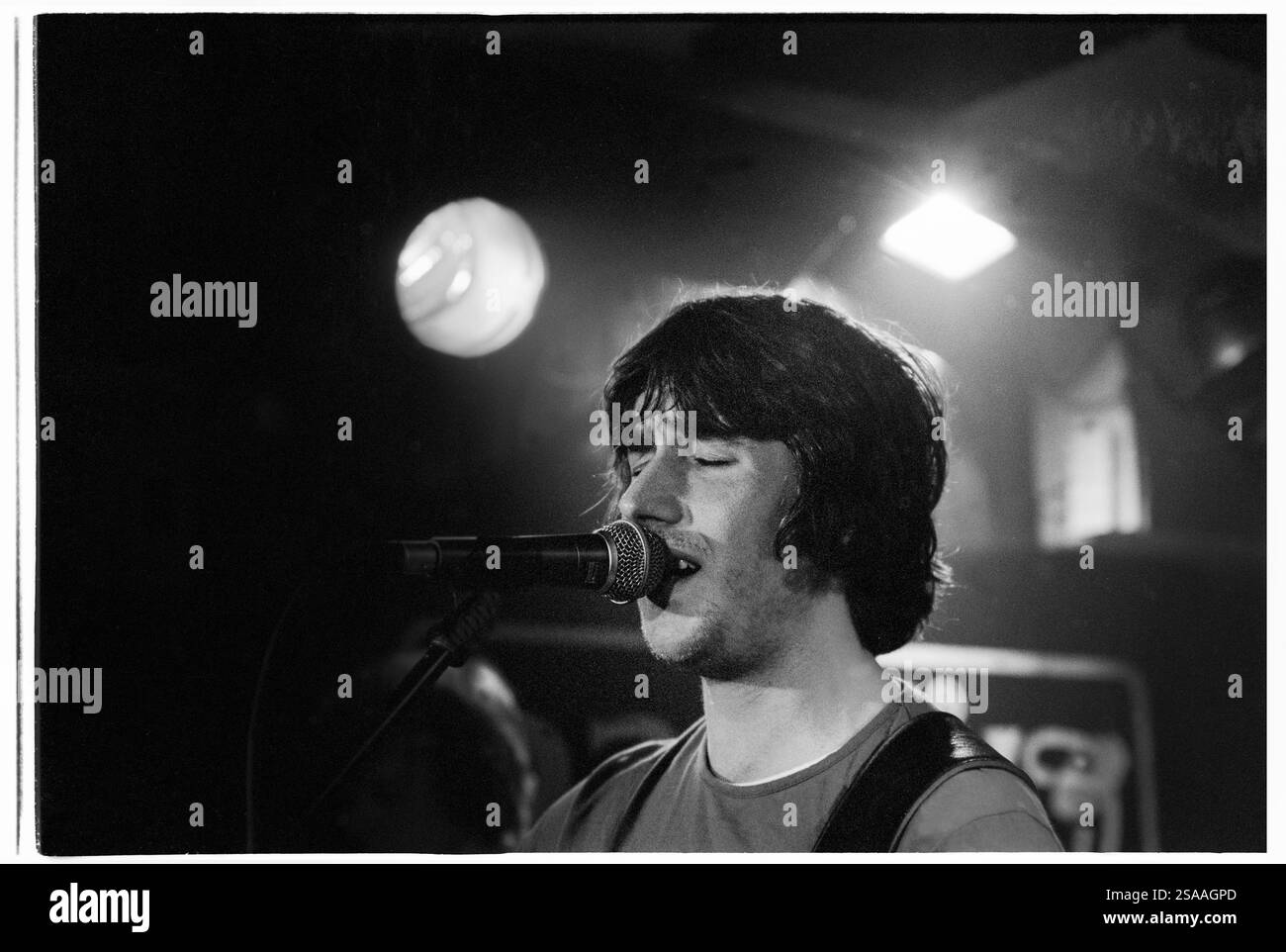 MATTHEW JAY, CONCERT, 2001 : le chanteur britannique Matthew Jay (1978-2001) jouant en concert au Cardiff Barfly au pays de Galles, Royaume-Uni, le 6 septembre 2001. Photographie : Rob Watkins. INFO : Matthew Jay (10 octobre 1978 – 24 septembre 2003) est un auteur-compositeur-interprète britannique connu pour ses paroles introspectives et son influence folk. Son premier album Draw (2001) a été acclamé par la critique. Tragiquement, il est décédé à 24 ans dans des circonstances peu claires. Banque D'Images MATTHEW JAY, CONCERT, 2001 : le chanteur britannique Matthew Jay (1978-2001) jouant en concert au Cardiff Barfly au pays de Galles, Royaume-Uni, le 6 septembre 2001. Photographie : Rob Watkins. INFO : Matthew Jay (10 octobre 1978 – 24 septembre 2003) est un auteur-compositeur-interprète britannique connu pour ses paroles introspectives et son influence folk. Son premier album Draw (2001) a été acclamé par la critique. Tragiquement, il est décédé à 24 ans dans des circonstances peu claires. Banque D'Images