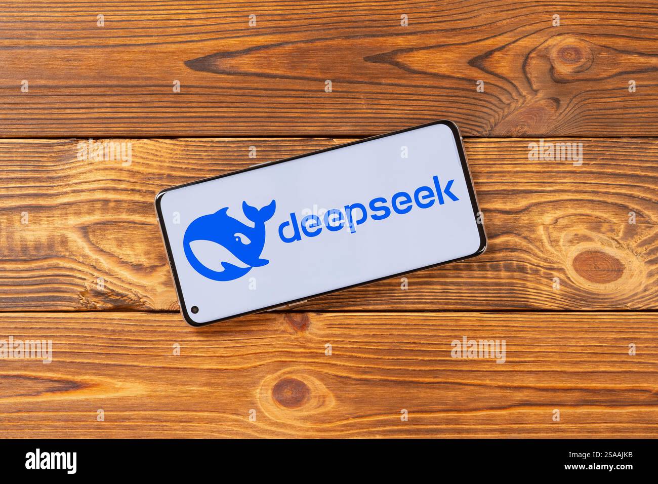 ZHONGSHAN Chine-janvier 28,2025:un mobile avec le logo Deepseek devant un grand logo Deepseek l à la composition horizontale. Banque D'Images