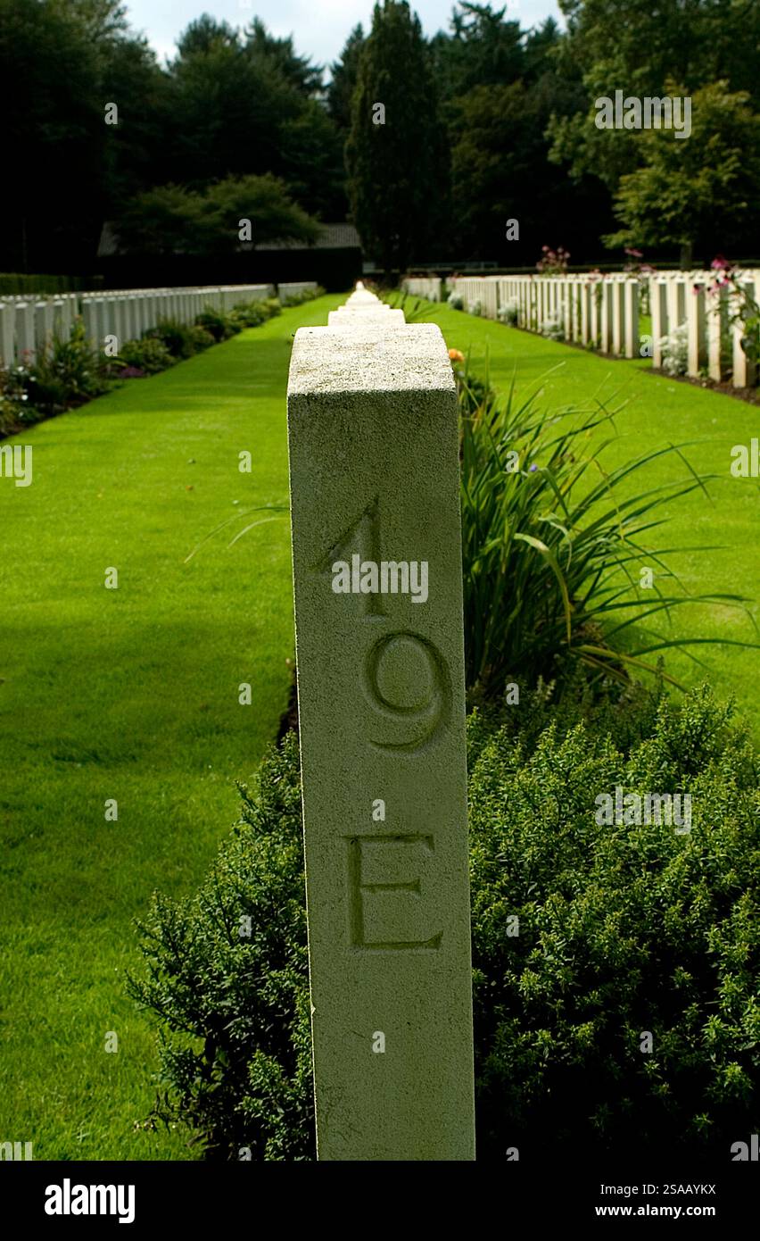 Le numéro de rangée d'une ligne de tombes de guerre au cimetière forestier de Reichswald près de la ville de Kleeves en Allemagne. Banque D'Images