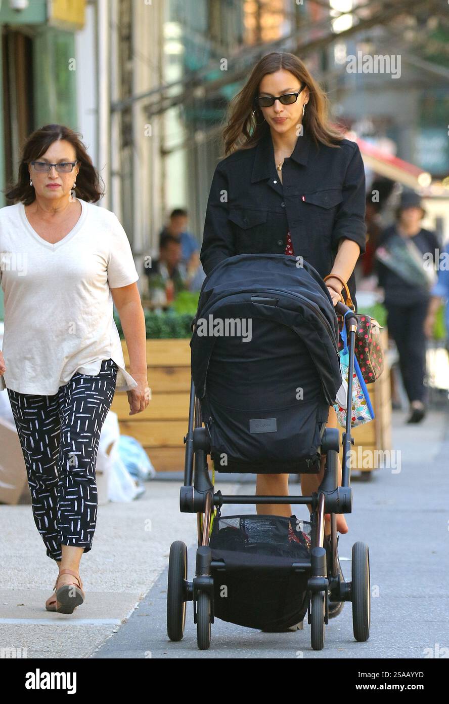 La mannequin Irina Shayk et sa mère Olga Shaykhlislamova emmènent sa fille Lea de Seine Shayk Cooper pour une promenade dans le West Village le 15 juillet 2019 à New York Banque D'Images