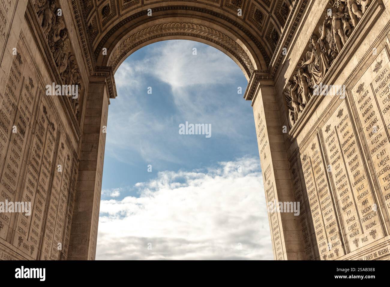 Arc de Triomphe de l'étoile situé à l'extrémité ouest des champs-Élysées au centre de la place Charles de Gaulle. Banque D'Images