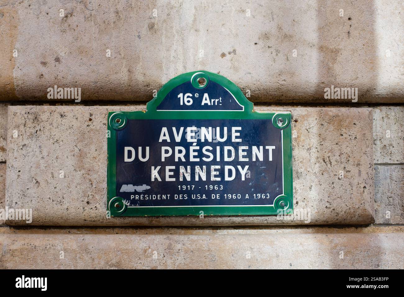 Panneau de nom de rue français typique en bleu avec des lettres blanches et une bordure verte. Avenue du Président Kennedy dans le 16ème arrondissement de Paris Banque D'Images