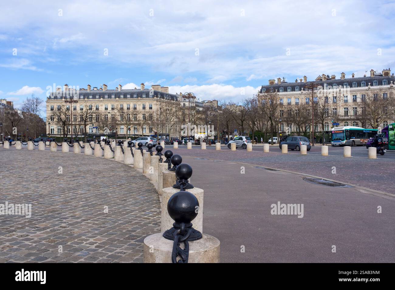 Paris, France, 01.27.2025 place Charles de Gaulle, également connue sous le nom de place de l'étoile. Bornes autour de l'Arc de Triomphe Banque D'Images