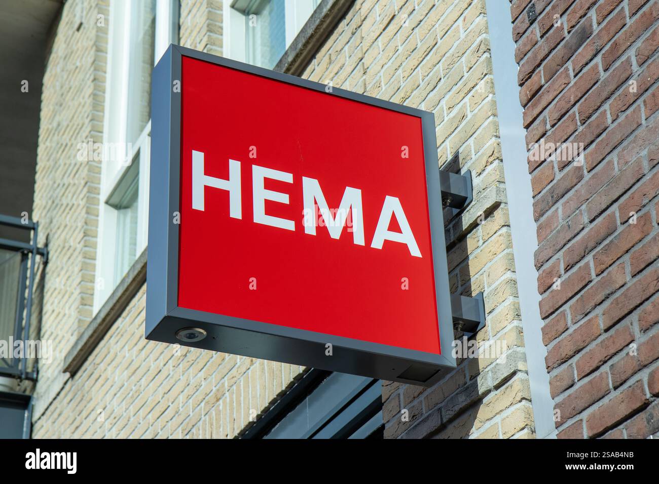Logo HEMA dans le magasin à Utrecht. HEMA est une chaîne de magasins de variétés néerlandaise. Il a commencé ses opérations en tant que magasin de variétés. Banque D'Images Logo HEMA dans le magasin à Utrecht. HEMA est une chaîne de magasins de variétés néerlandaise. Il a commencé ses opérations en tant que magasin de variétés. Banque D'Images