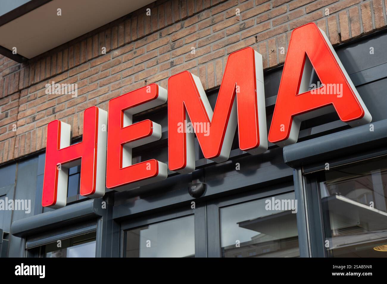 Logo HEMA dans le magasin à Utrecht. HEMA est une chaîne de magasins de variétés néerlandaise. Il a commencé ses opérations en tant que magasin de variétés. Banque D'Images Logo HEMA dans le magasin à Utrecht. HEMA est une chaîne de magasins de variétés néerlandaise. Il a commencé ses opérations en tant que magasin de variétés. Banque D'Images