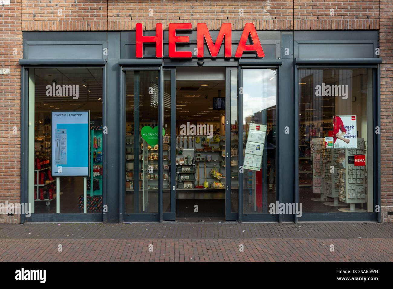 Magasin Hema à Utrecht. HEMA est une chaîne de magasins de variétés néerlandaise. Il a commencé ses opérations en tant que magasin de variétés. Banque D'Images Magasin Hema à Utrecht. HEMA est une chaîne de magasins de variétés néerlandaise. Il a commencé ses opérations en tant que magasin de variétés. Banque D'Images