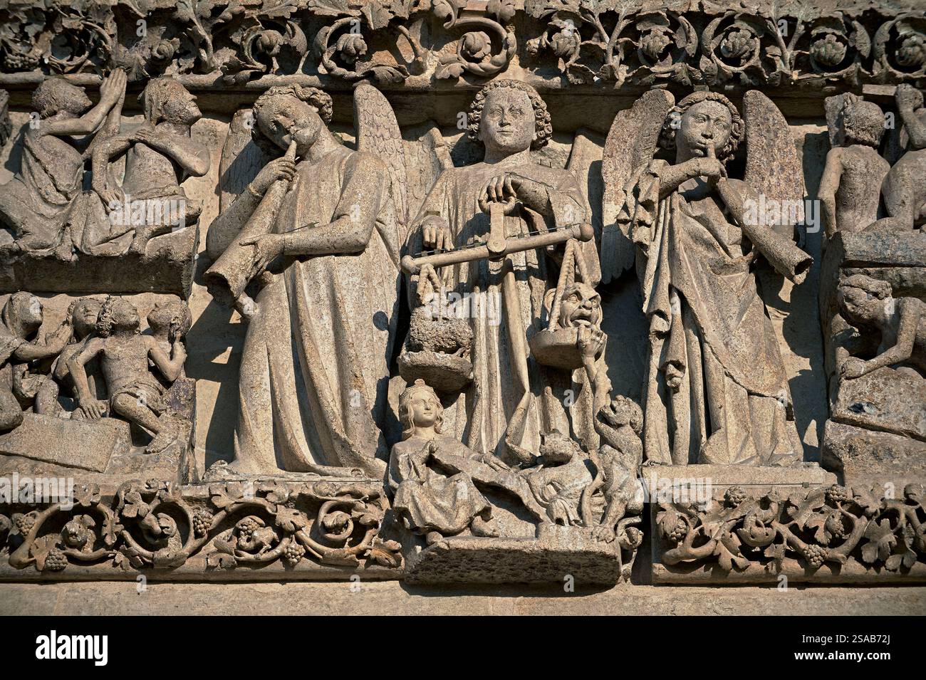 Sculpture gothique au-dessus de la porte de la cathédrale médiévale d'Amiens, Amiens France, représentant le jugement dernier du Christ Banque D'Images