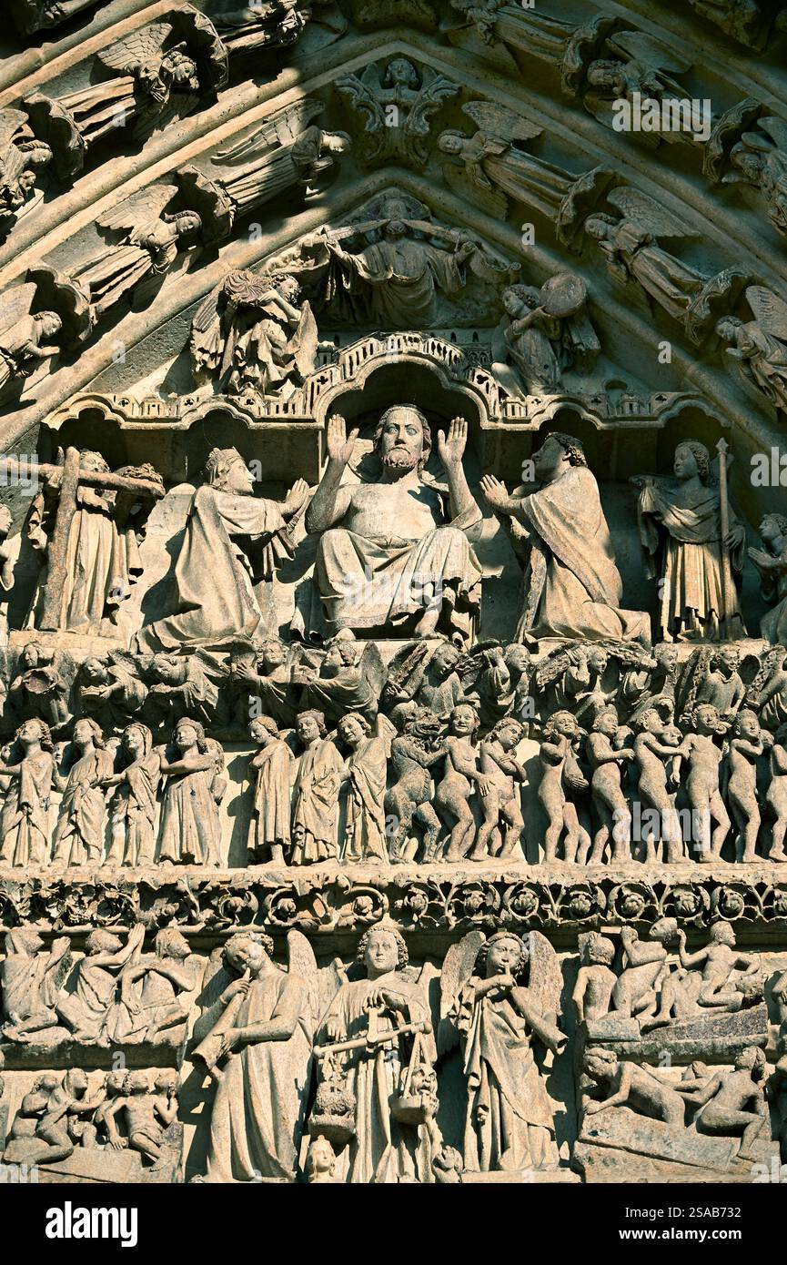 Sculpture gothique au-dessus de la porte de la cathédrale médiévale d'Amiens, Amiens France, représentant le jugement dernier du Christ Banque D'Images