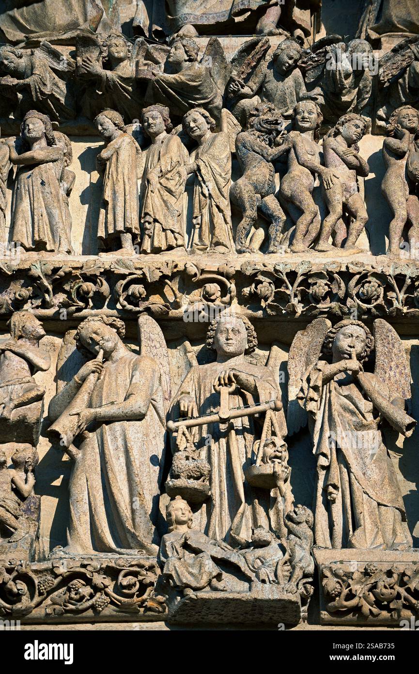 Sculpture gothique au-dessus de la porte de la cathédrale médiévale d'Amiens, Amiens France, représentant le jugement dernier du Christ Banque D'Images