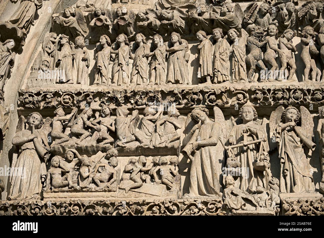 Sculpture gothique au-dessus de la porte de la cathédrale médiévale d'Amiens, Amiens France, représentant le jugement dernier du Christ Banque D'Images