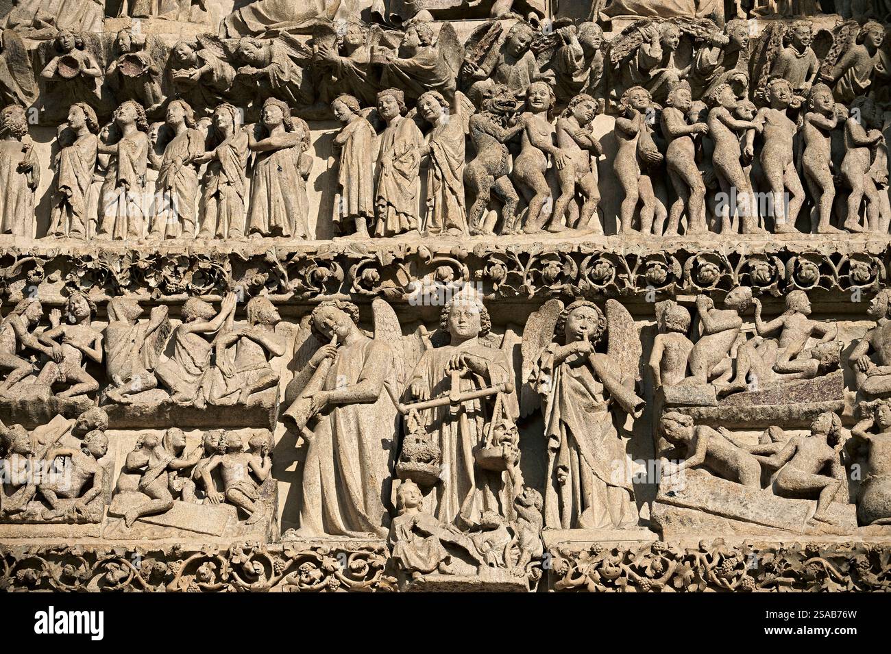 Sculpture gothique au-dessus de la porte de la cathédrale médiévale d'Amiens, Amiens France, représentant le jugement dernier du Christ Banque D'Images