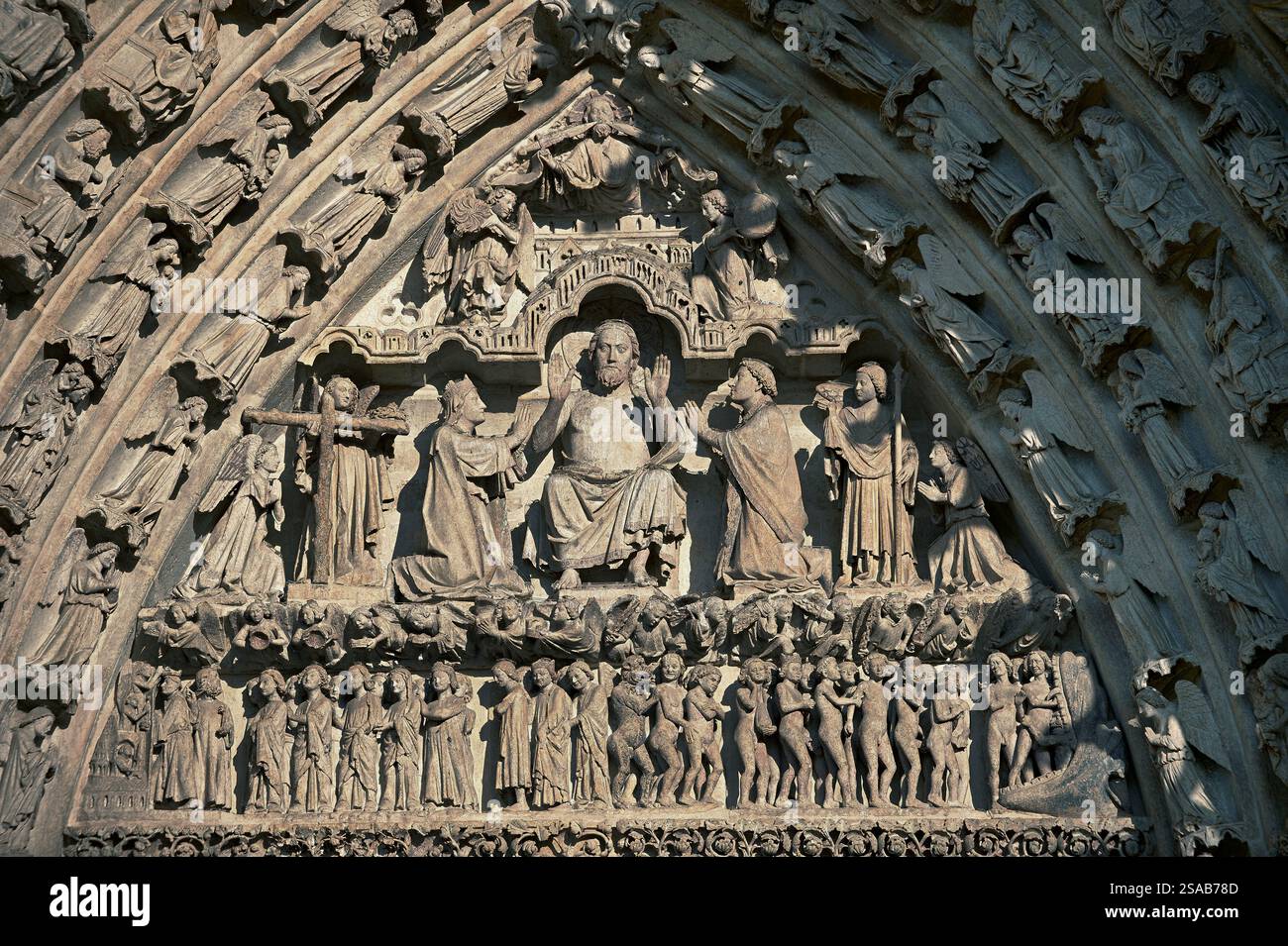 Sculpture gothique au-dessus de la porte de la cathédrale médiévale d'Amiens, Amiens France, représentant le jugement dernier du Christ Banque D'Images