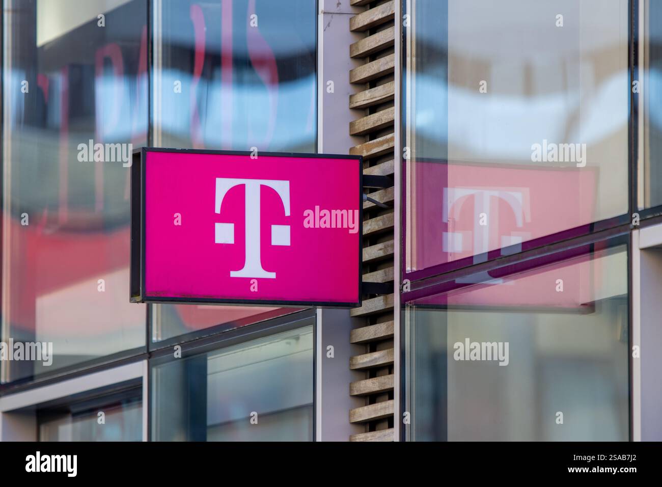 T signe mobile avec logo T. T-Mobile est le nom de marque utilisé par certaines des filiales de communications mobiles de la société allemande de télécommunications Banque D'Images