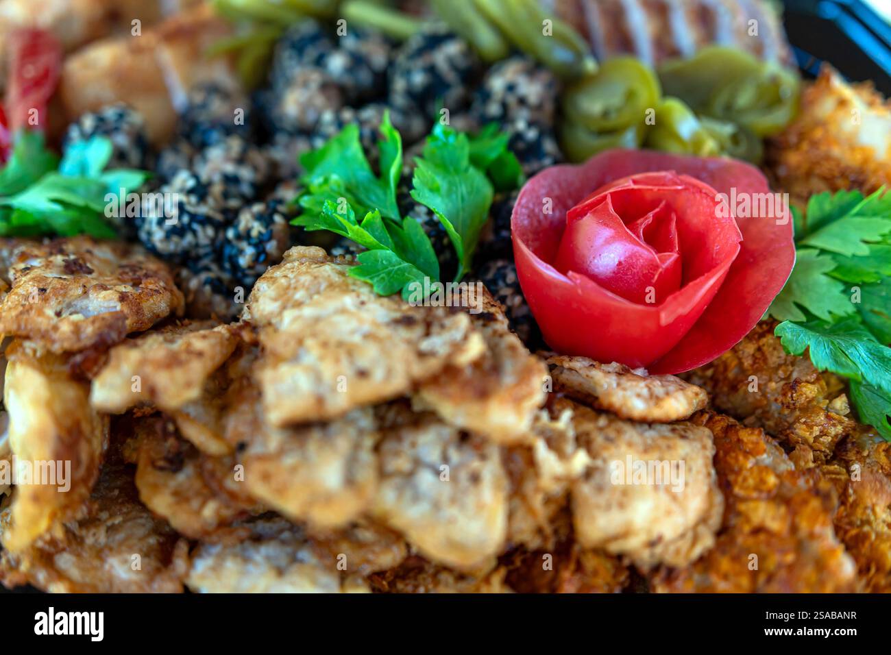 Un plateau coloré avec des plats gastronomiques magnifiquement agencés avec une garniture en forme de rose Banque D'Images