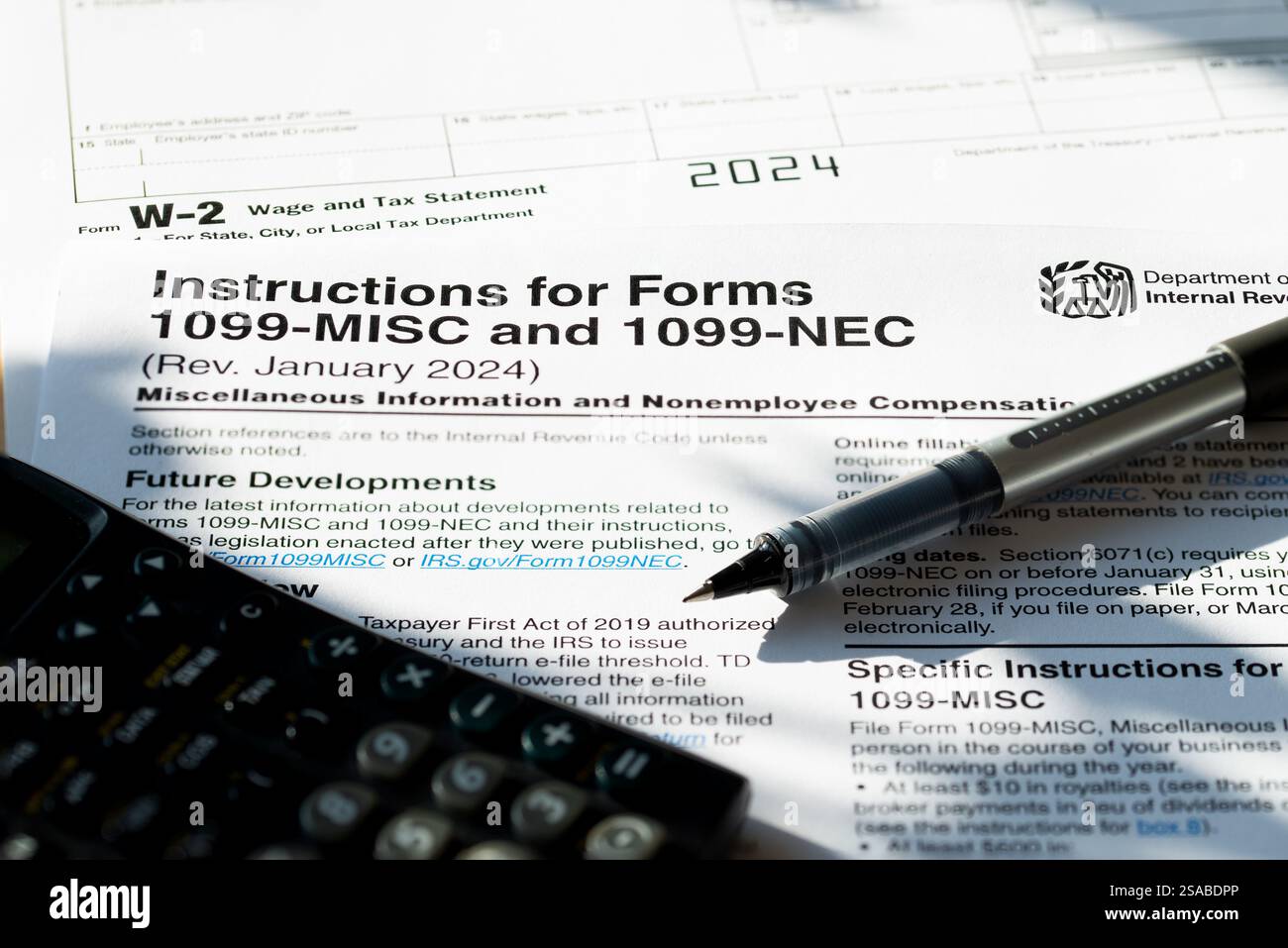 1099 divers Et W2 Internal Revenue Service Tax formulaires. Banque D'Images